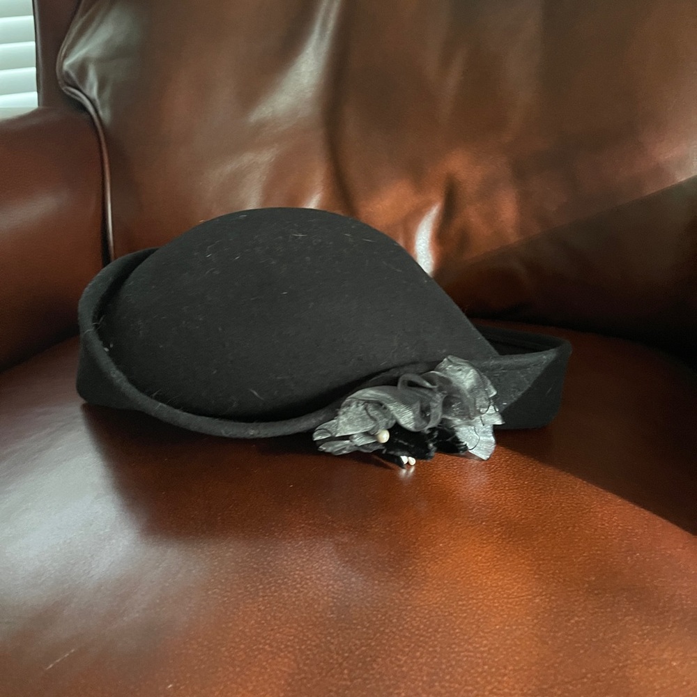 Vintage black wool beret with flower accent